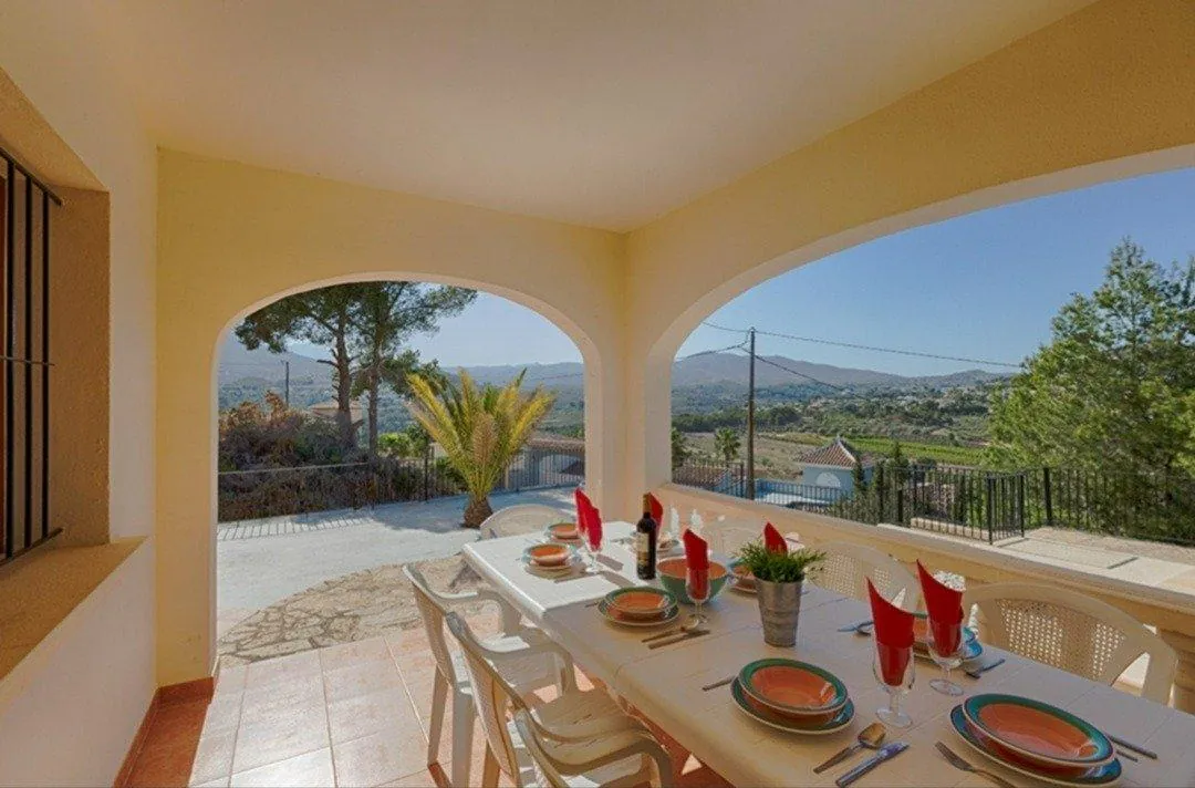 VILLA MIT FREIEM BLICK IN CALPE.