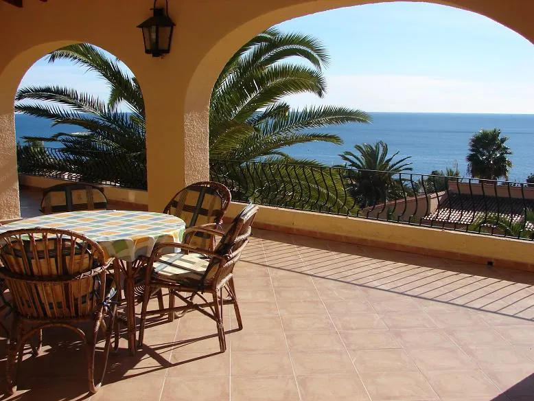 VILLA EN CALPE CON UNAS VISTAS INCREIBLES AL MAR Y PEÑÓN