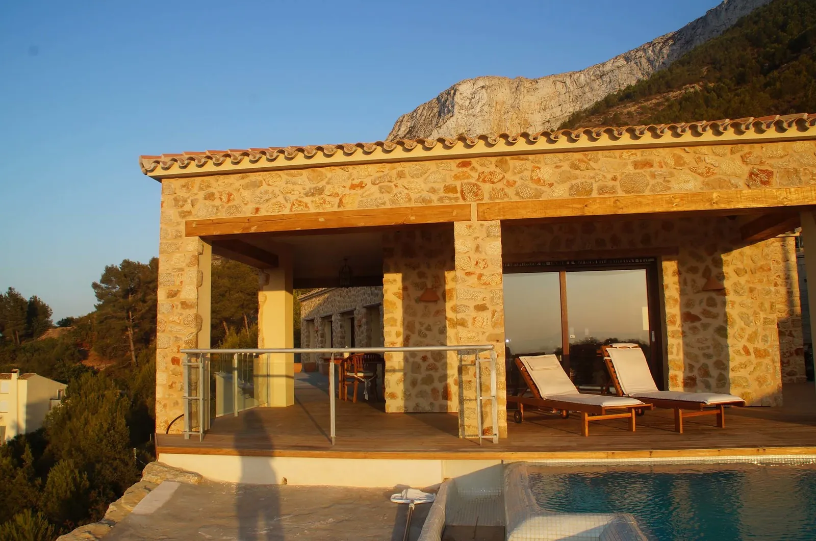 Chalet moderno combinado con estilo rústico en Denia con vistas al mar espectaculares