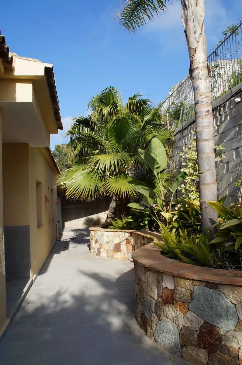 Chalet moderno combinado con estilo rústico en Denia con vistas al mar espectaculares