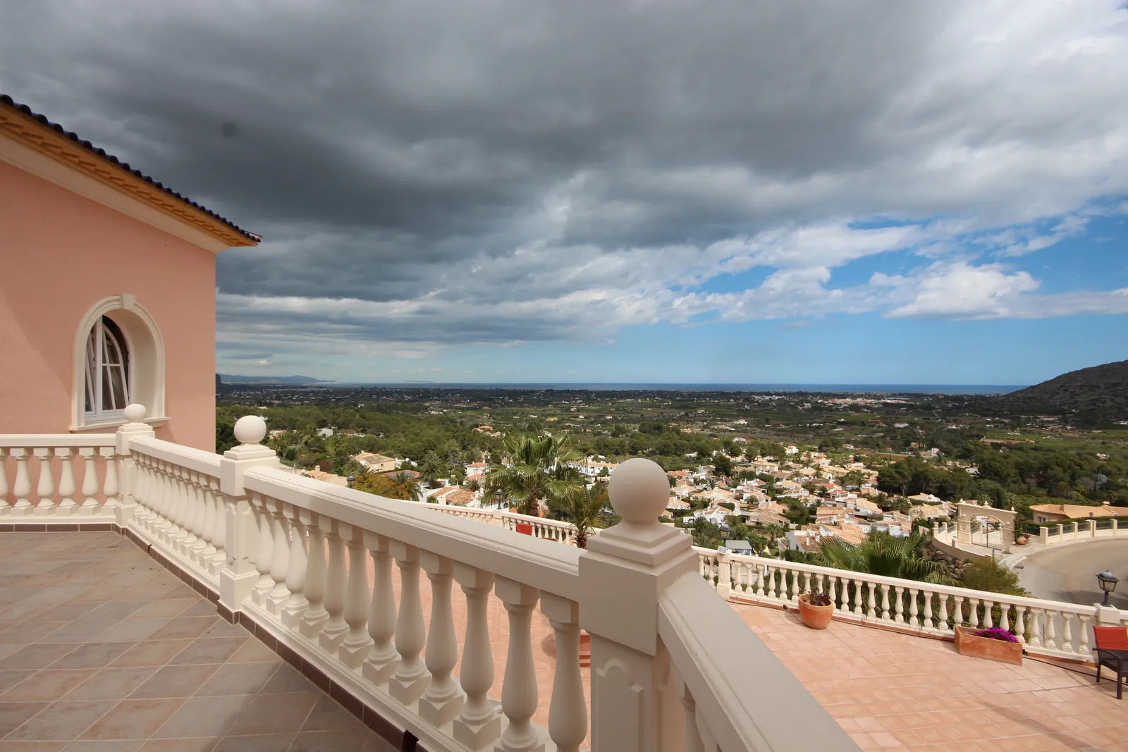 Fantástica villa con vistas al mar, 5 dormitorios, 4 baños, 425 m2 de superficie habitable, 300 m2 de terrazas.