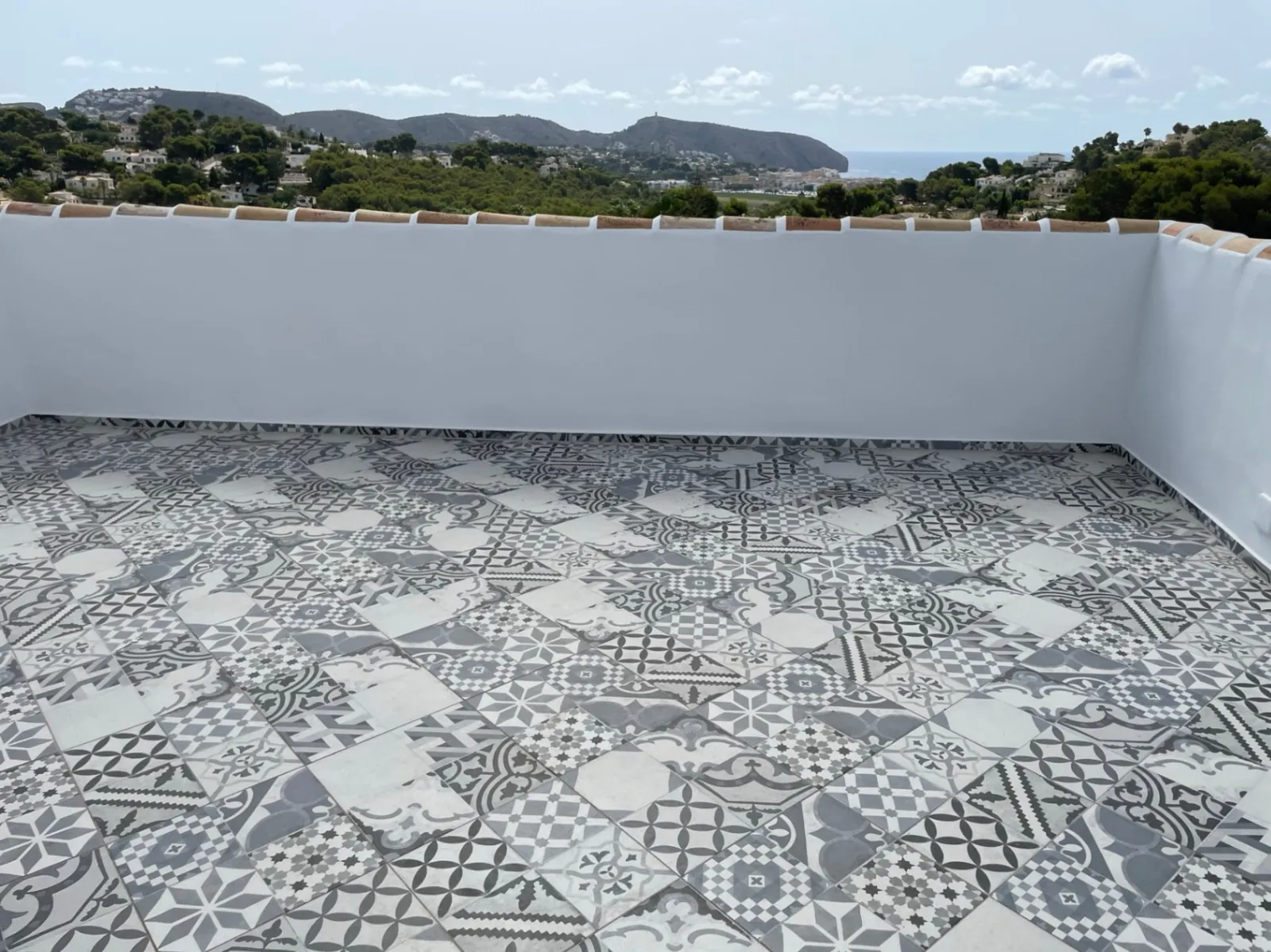 Instapklare nieuwbouw villa met zeezicht te koop in Moraira