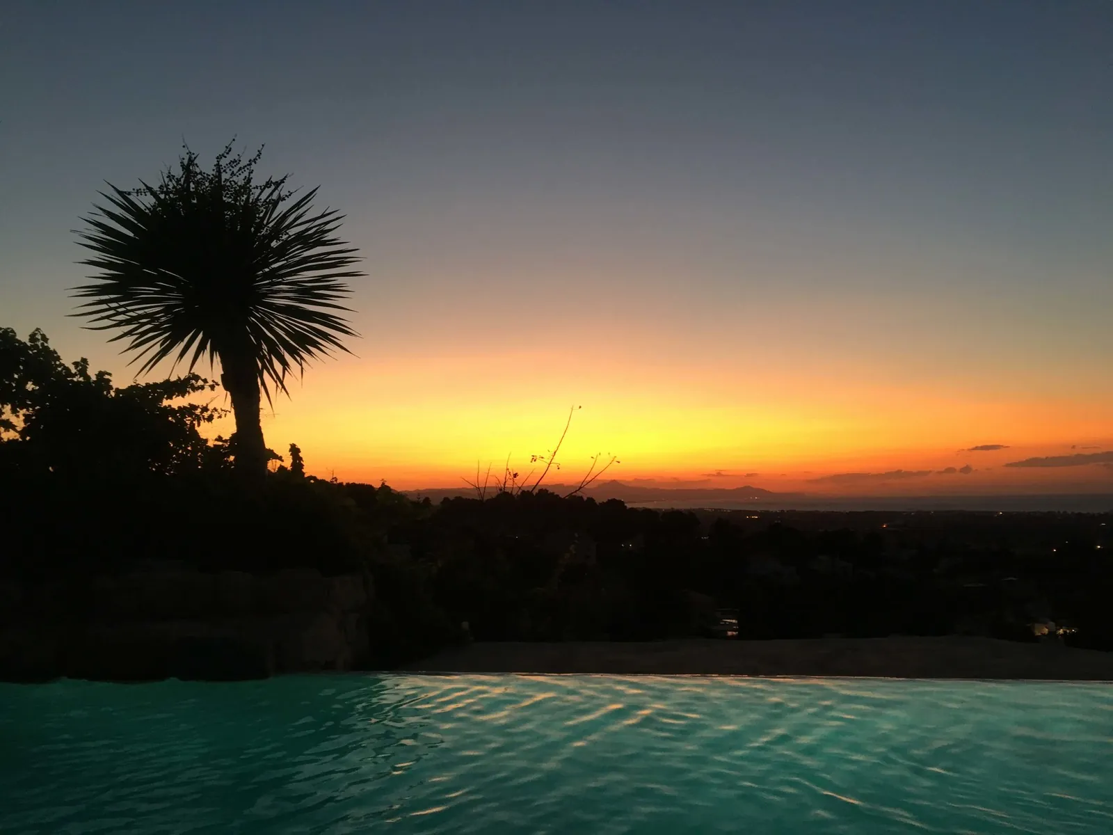 Chalet moderno combinado con estilo rústico en Denia con vistas al mar espectaculares