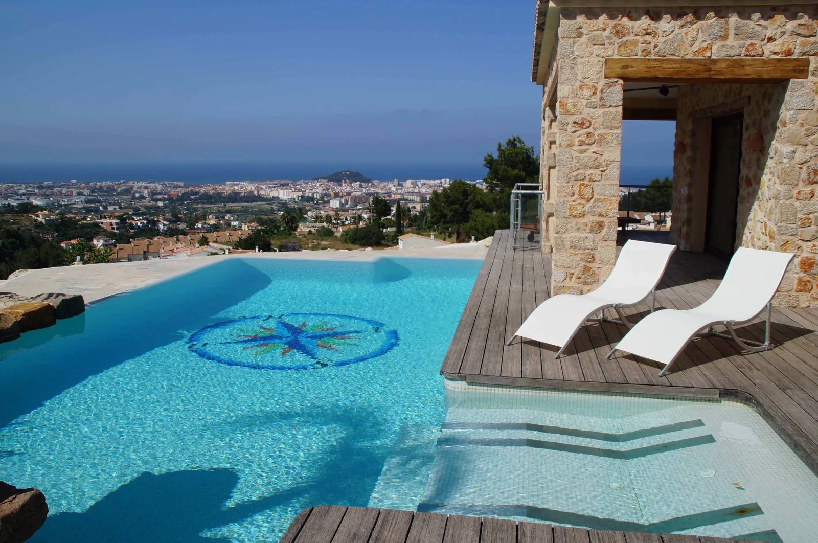 Chalet moderno combinado con estilo rústico en Denia con vistas al mar espectaculares