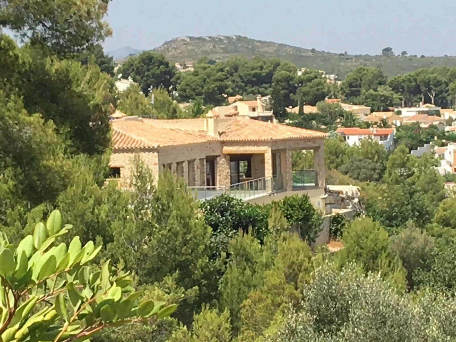 Chalet moderno combinado con estilo rústico en Denia con vistas al mar espectaculares