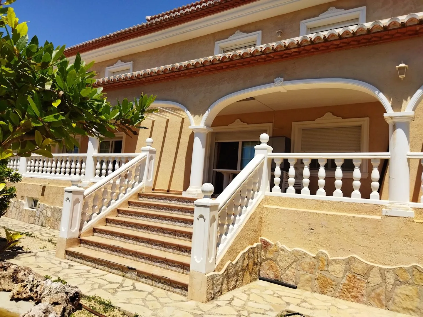 Gran Villa con 3 viviendas independientes y excelente  ubicación