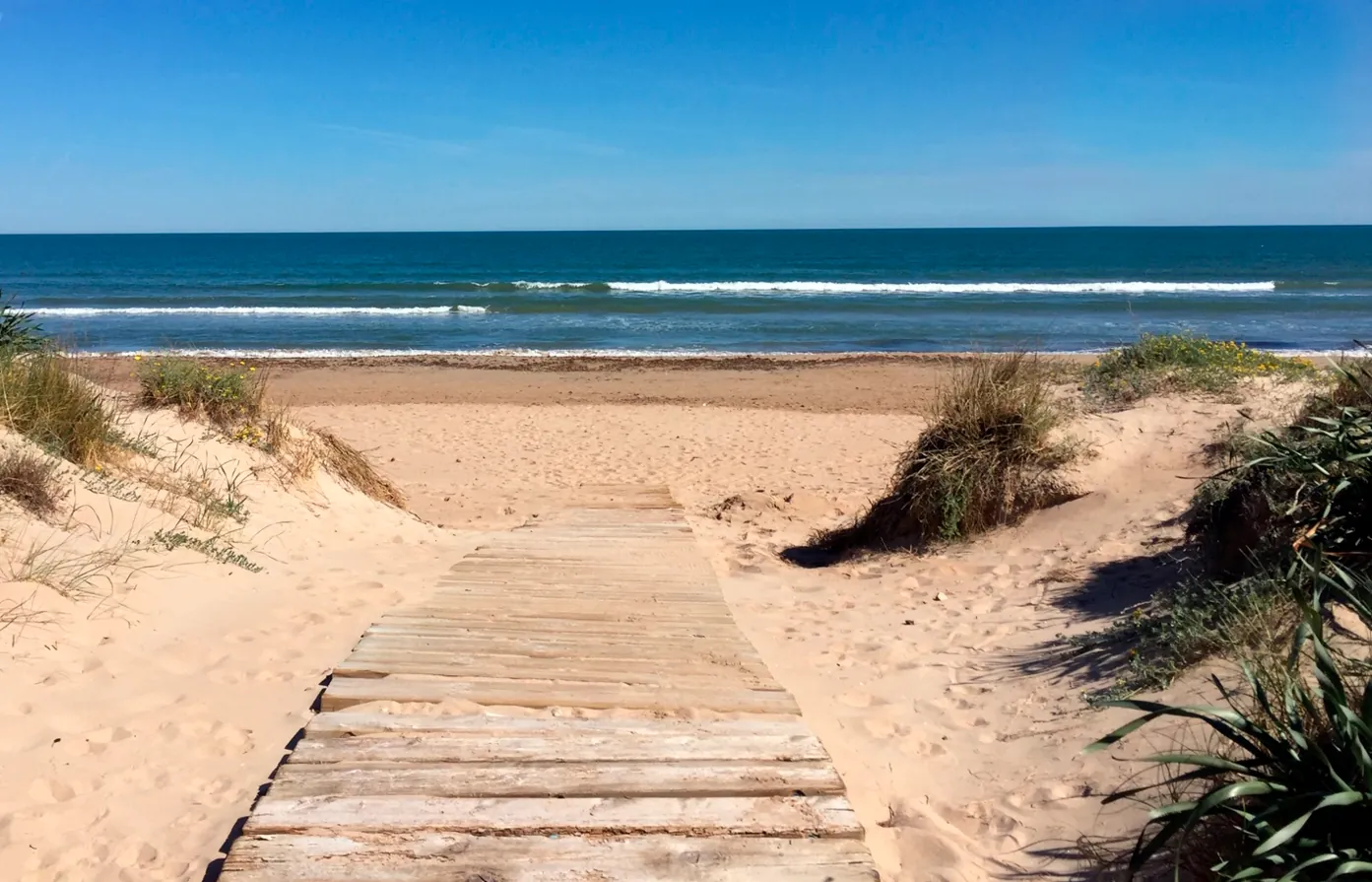 Villa de estilo ibicenco en primera línea de playa en Rabdells, Oliva