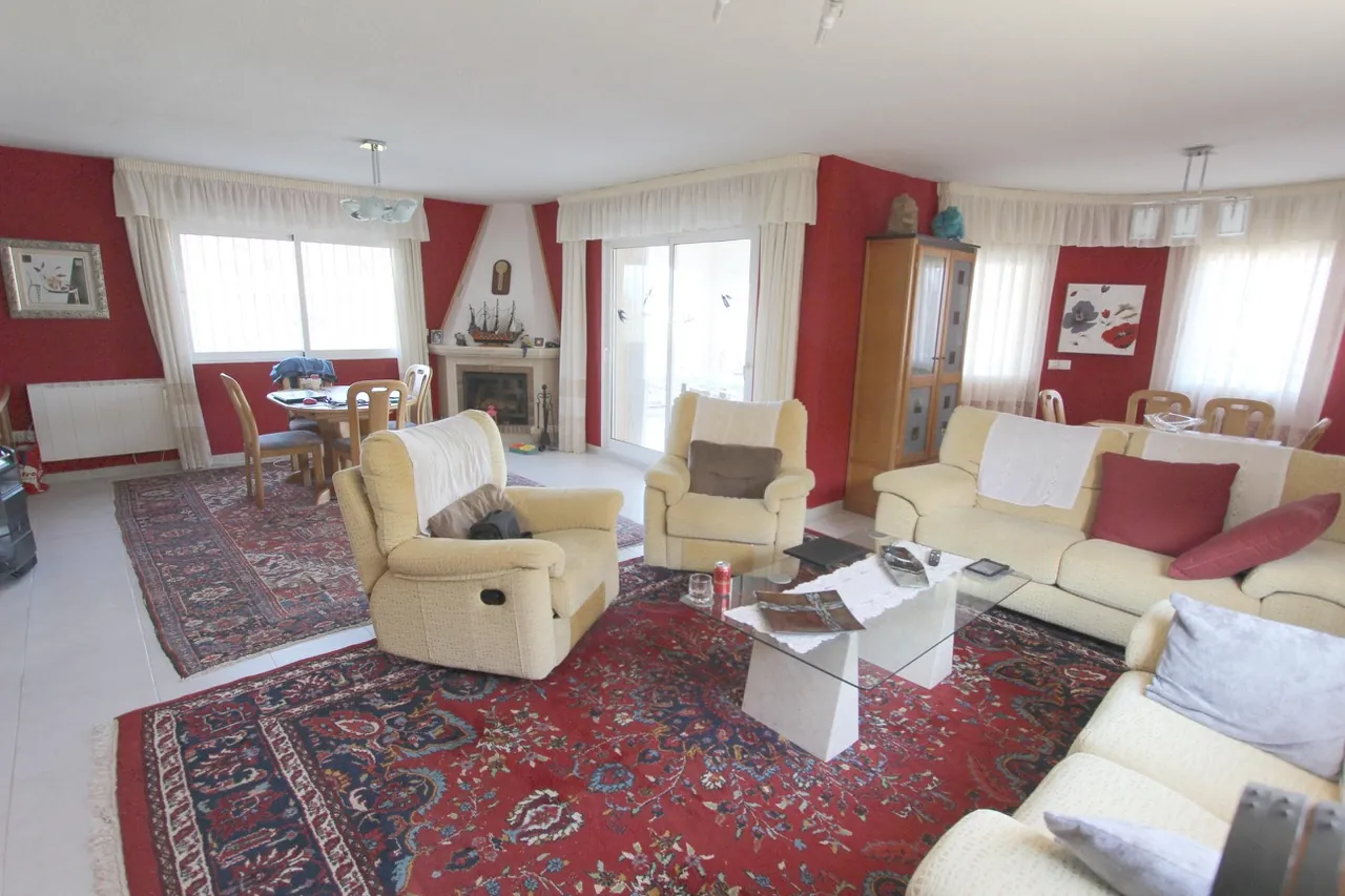 SPACIOUS AND SPACIOUS VILLA IN CALPE