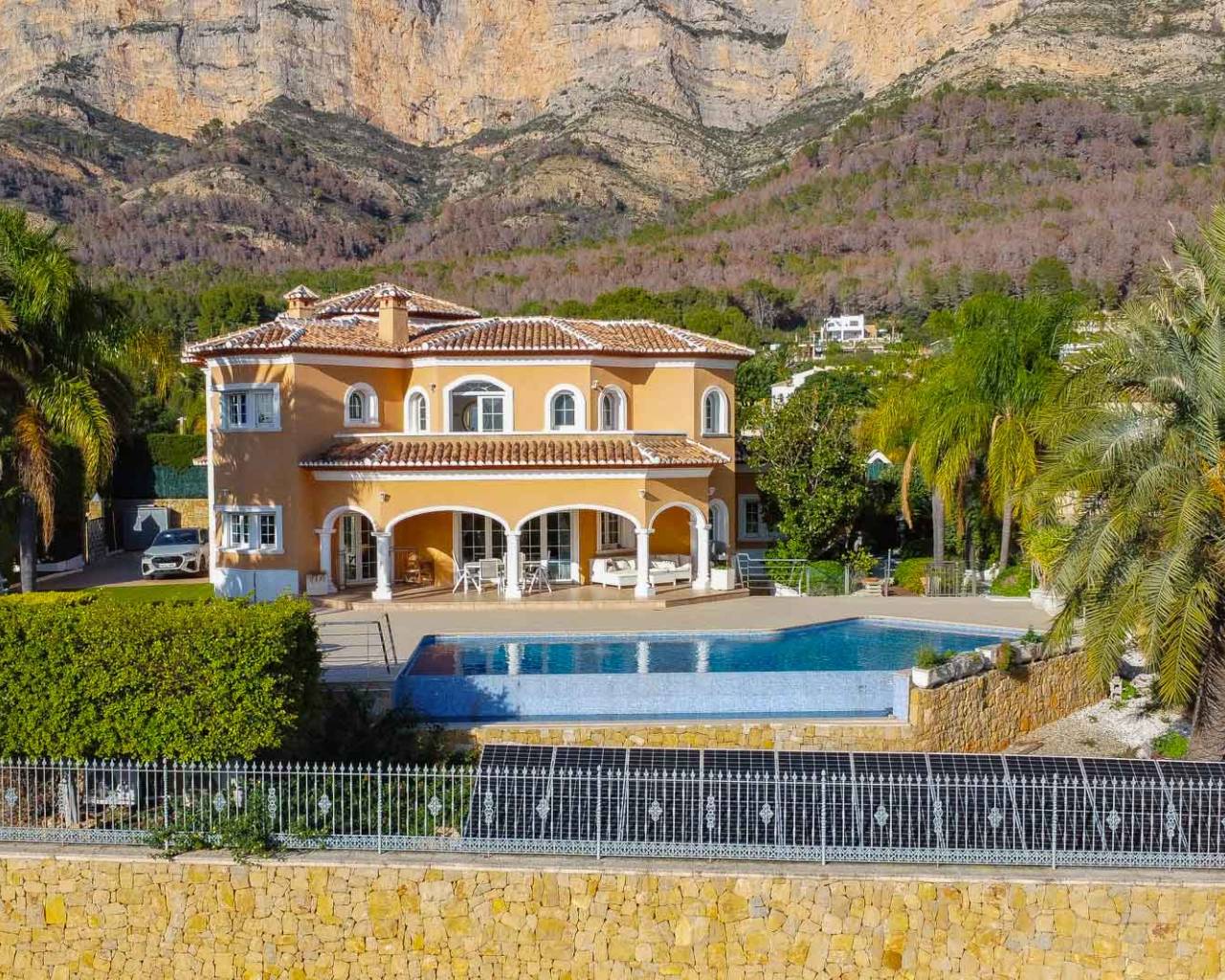 VILLA SPECTACULAIRE DANS LE MONTG&Oacute;