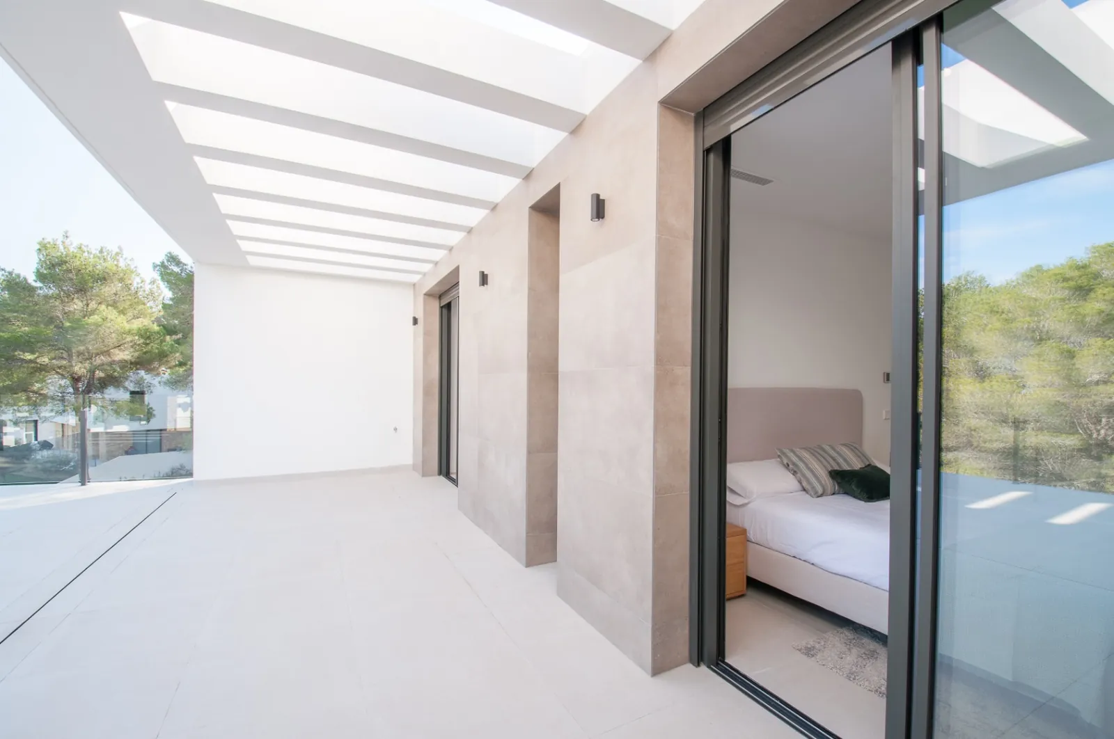 NEW CONSTRUCTION VILLA IN MORAIRA, LOCATED IN THE BENIMEIT AREA