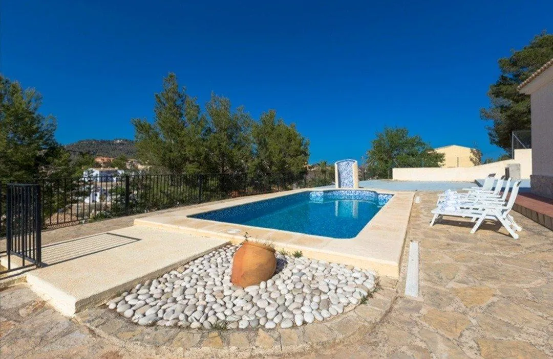 VILLA MIT FREIEM BLICK IN CALPE.