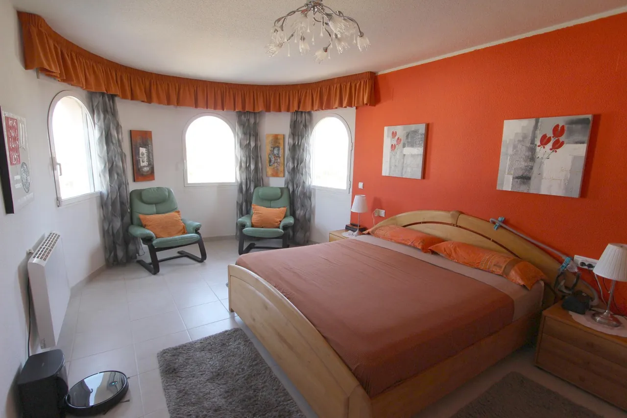 SPACIOUS AND SPACIOUS VILLA IN CALPE
