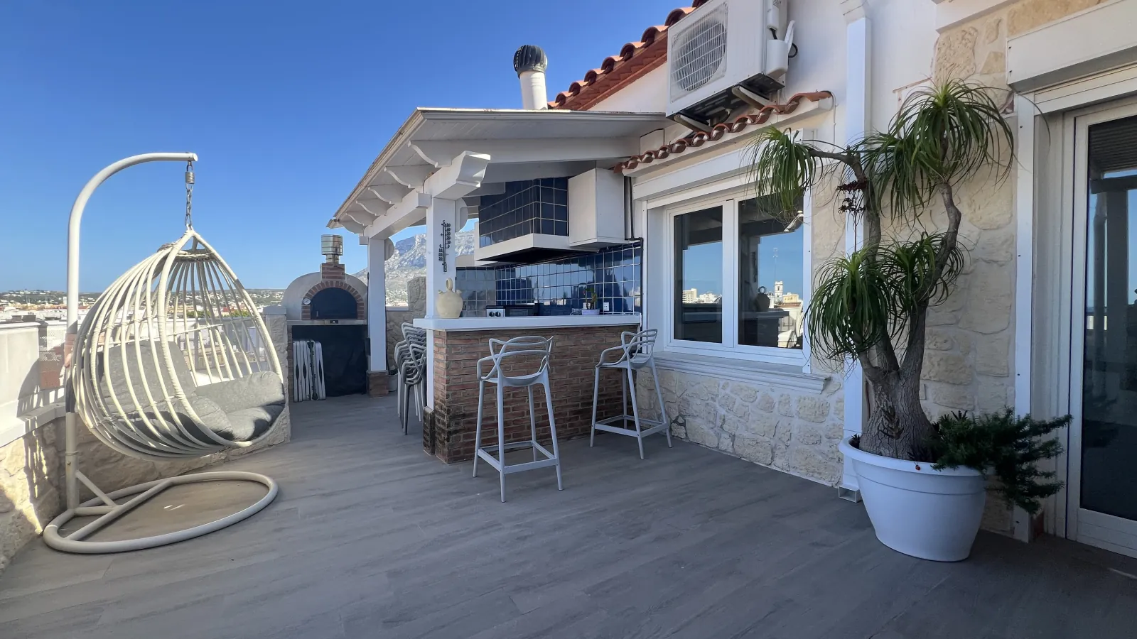 &Aacute;tico D&uacute;plex Reformado con Terraza de 50 m Vistas al Mar y al Castillo