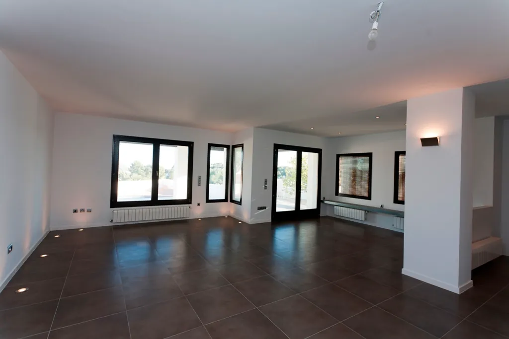 Instapklare nieuwbouw villa met zeezicht te koop in Moraira