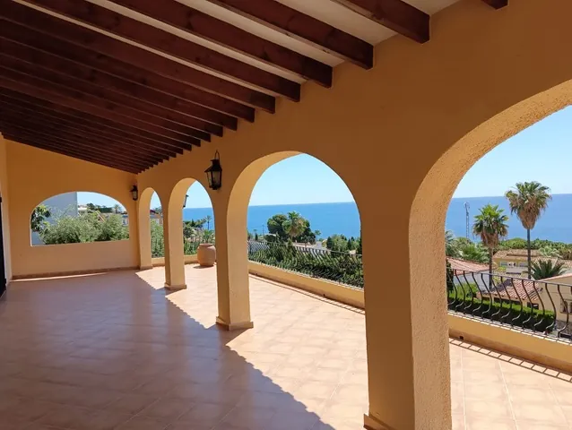 VILLA EN CALPE CON UNAS VISTAS INCREIBLES AL MAR Y PEÑÓN