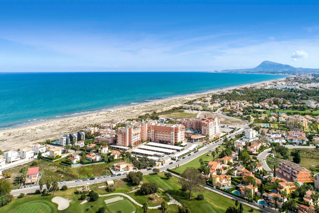 Villa de estilo ibicenco en primera línea de playa en Rabdells, Oliva