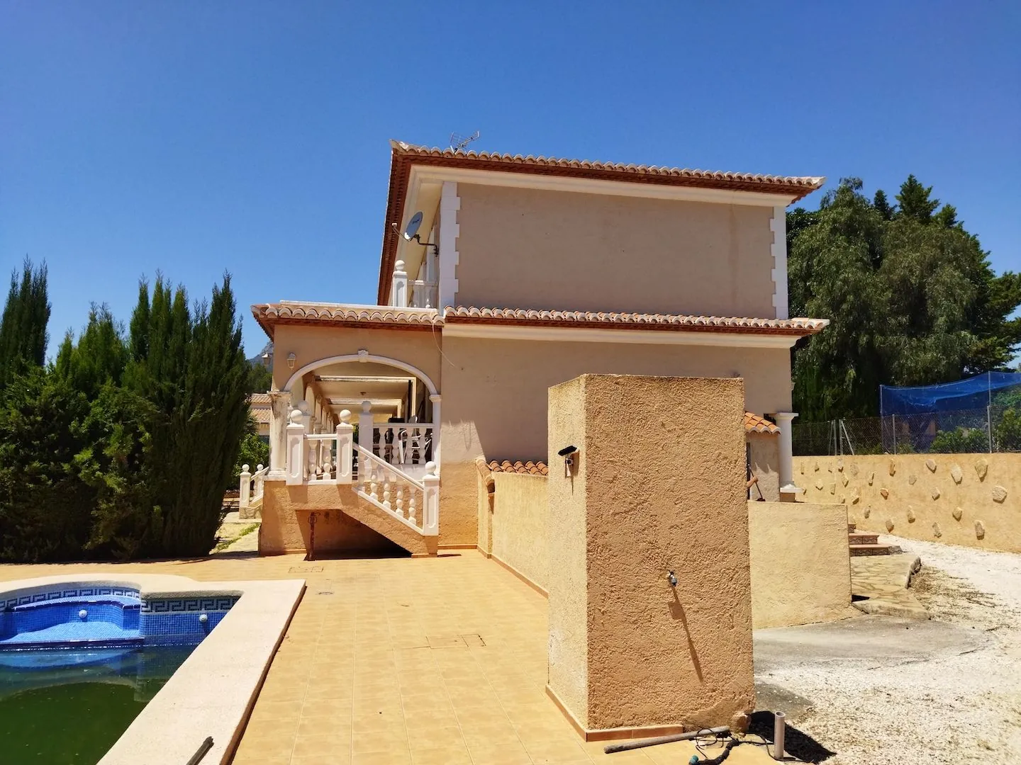 Gran Villa con 3 viviendas independientes y excelente  ubicación