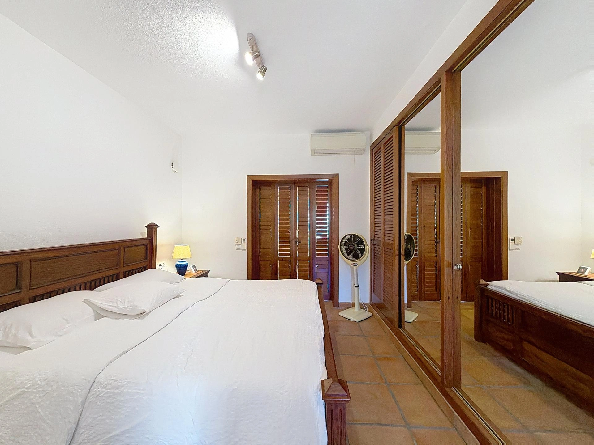 Cumbre del Sol villa on a double plot with panoramic views in Kalmias