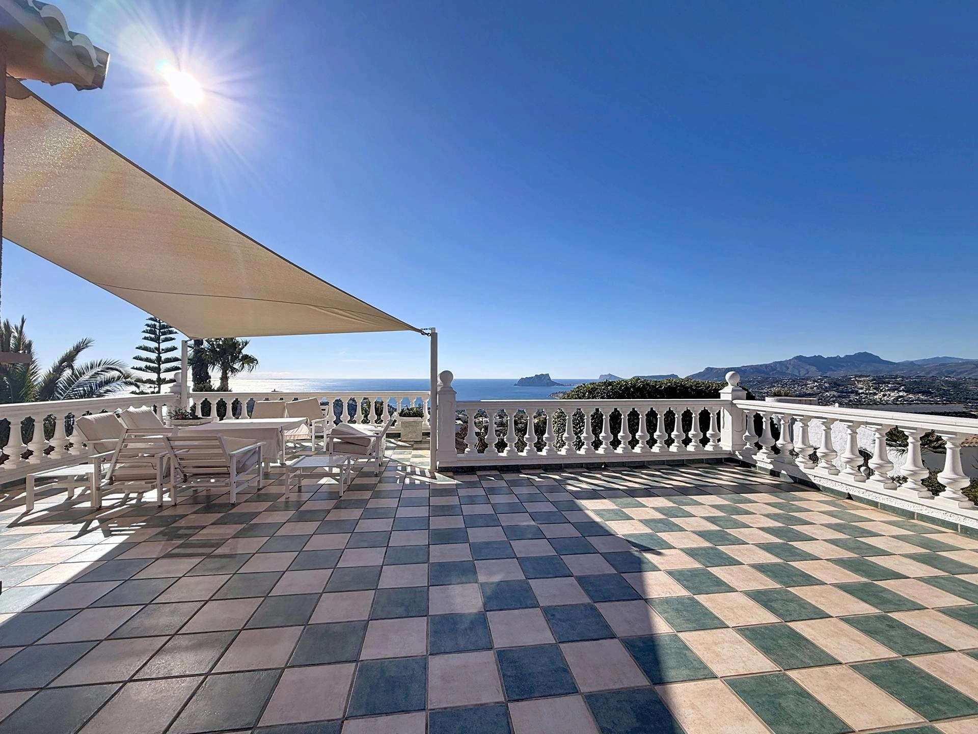 Cumbre del Sol villa on a double plot with panoramic views in Kalmias