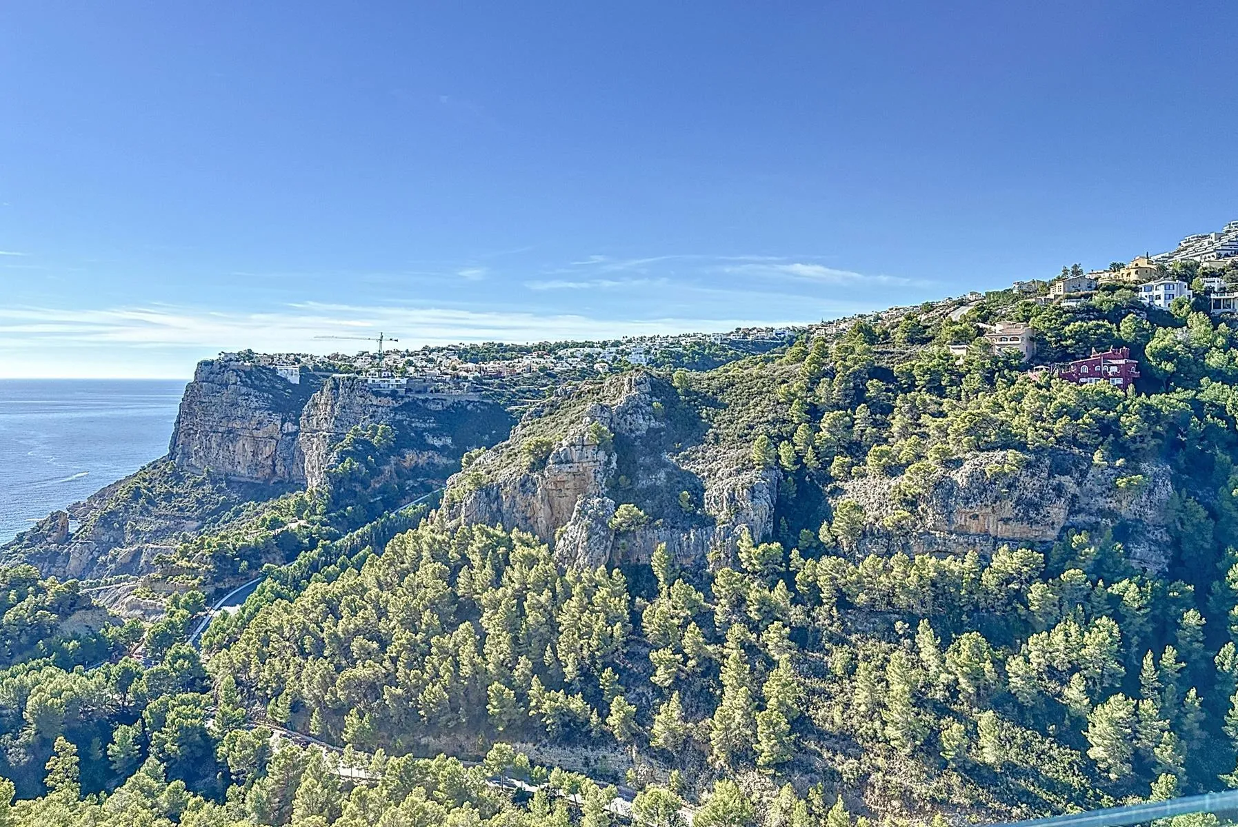 Cumbre del Sol ático moderno de lujo con vistas a los acantilados y el mar