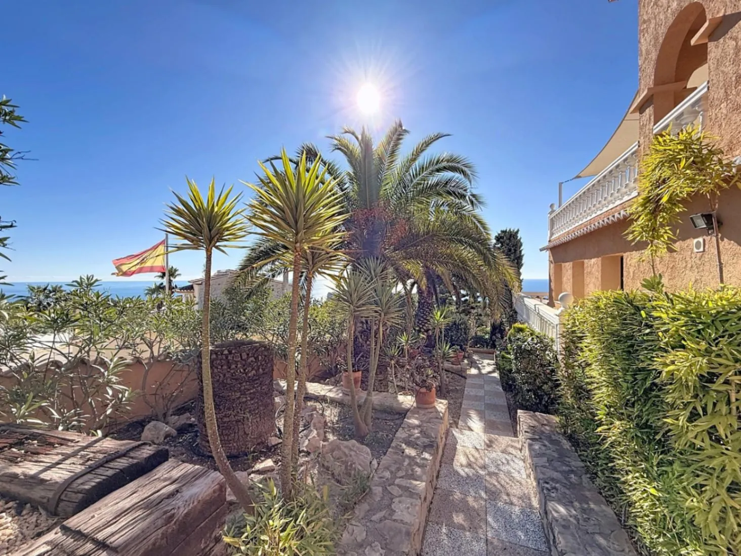 Cumbre del Sol villa on a double plot with panoramic views in Kalmias