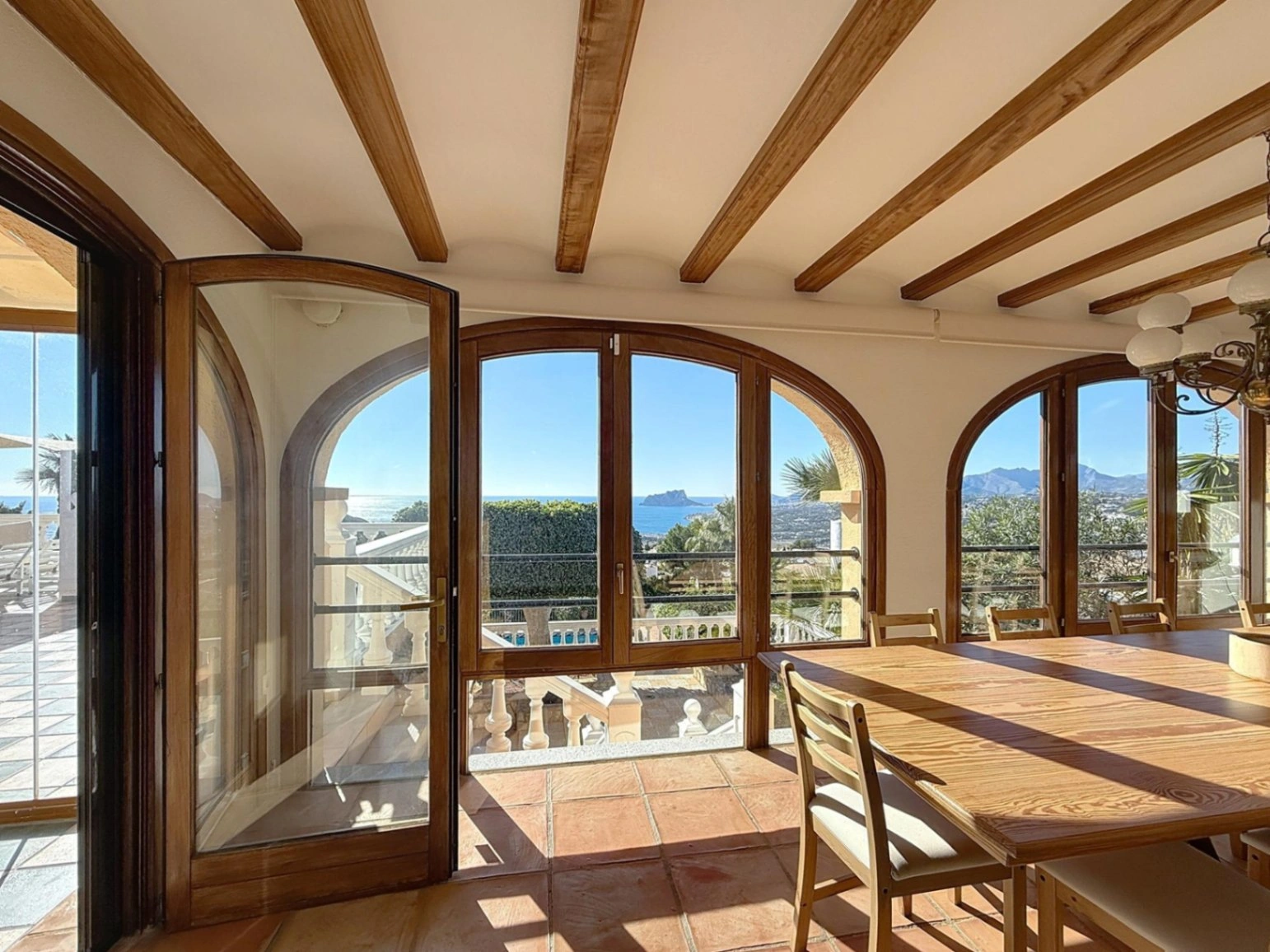 Cumbre del Sol villa on a double plot with panoramic views in Kalmias