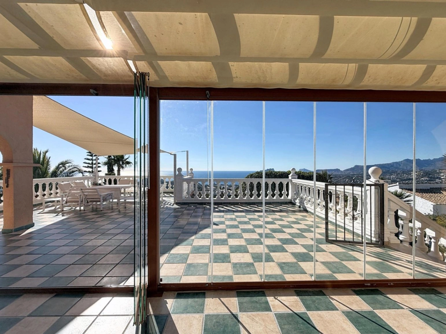 Cumbre del Sol villa on a double plot with panoramic views in Kalmias