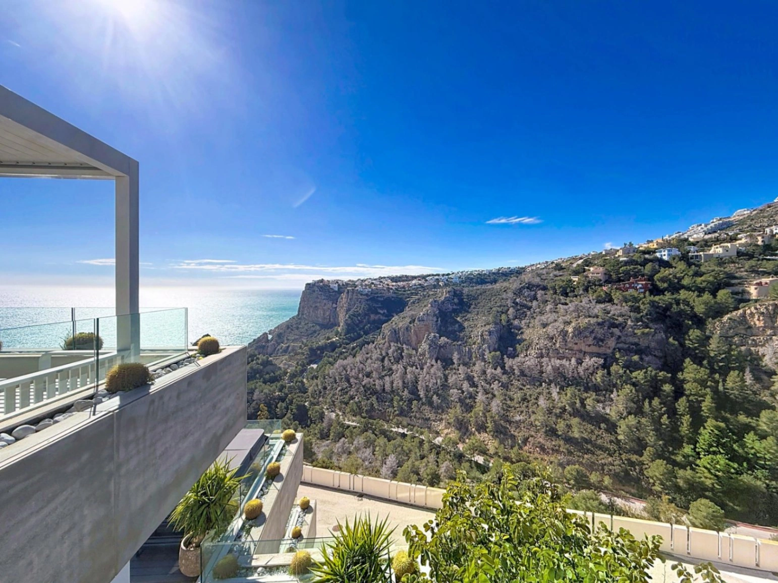 Cumbre del Sol ático moderno de lujo con vistas a los acantilados y el mar