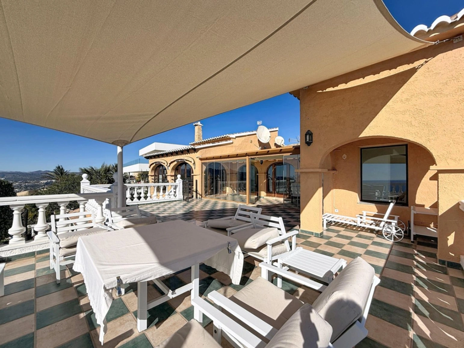 Cumbre del Sol villa on a double plot with panoramic views in Kalmias