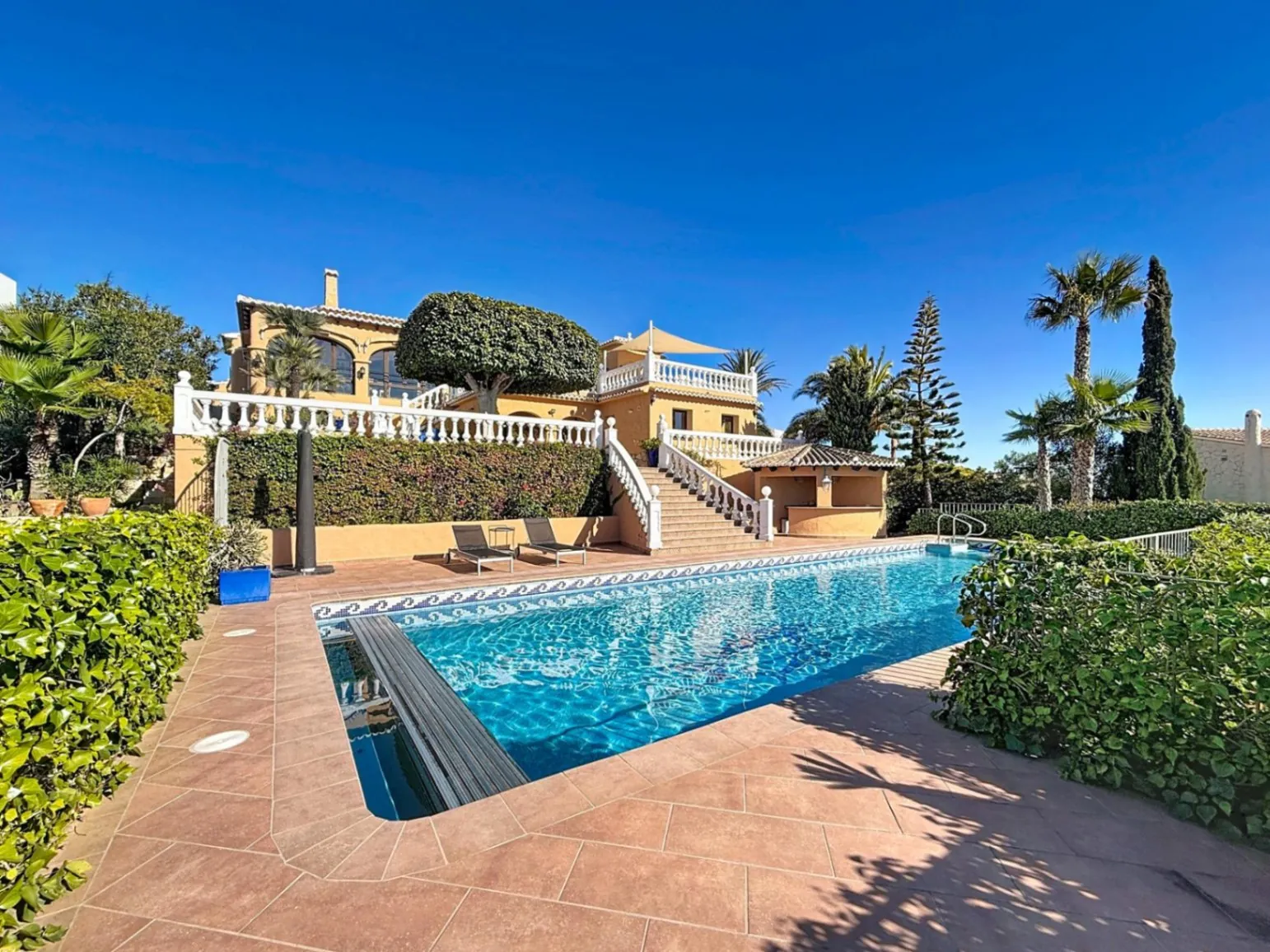 Cumbre del Sol villa on a double plot with panoramic views in Kalmias