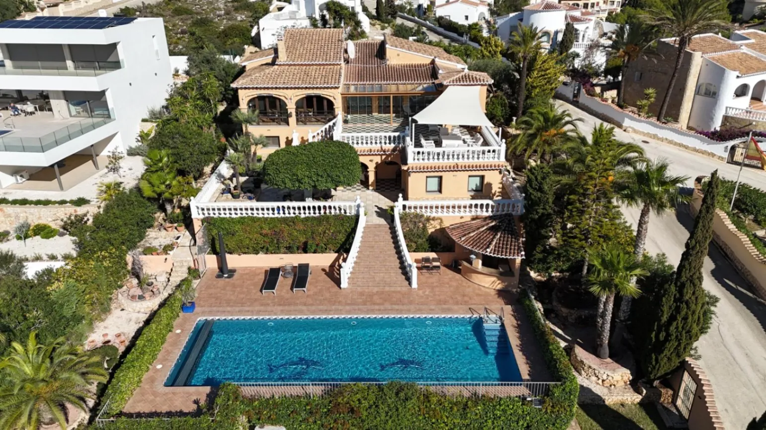 Cumbre del Sol villa on a double plot with panoramic views in Kalmias