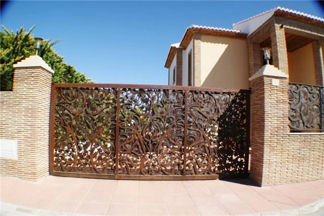 Chalet de lujo como nuevo, mejores calidades, piscina con cascada, apartamento para huéspedes. calefacción por suelo radiante, vistas al mar, garaje y mucho mas