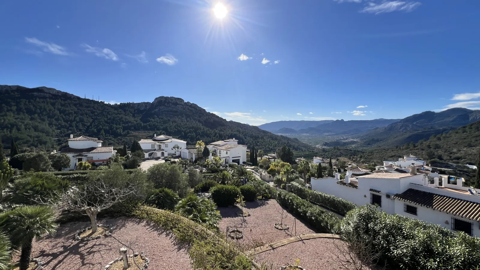 Villa exclusive de style finca avec vue panoramique à couper le souffle, piscine et jardin luxuriant sur le Monte Pego