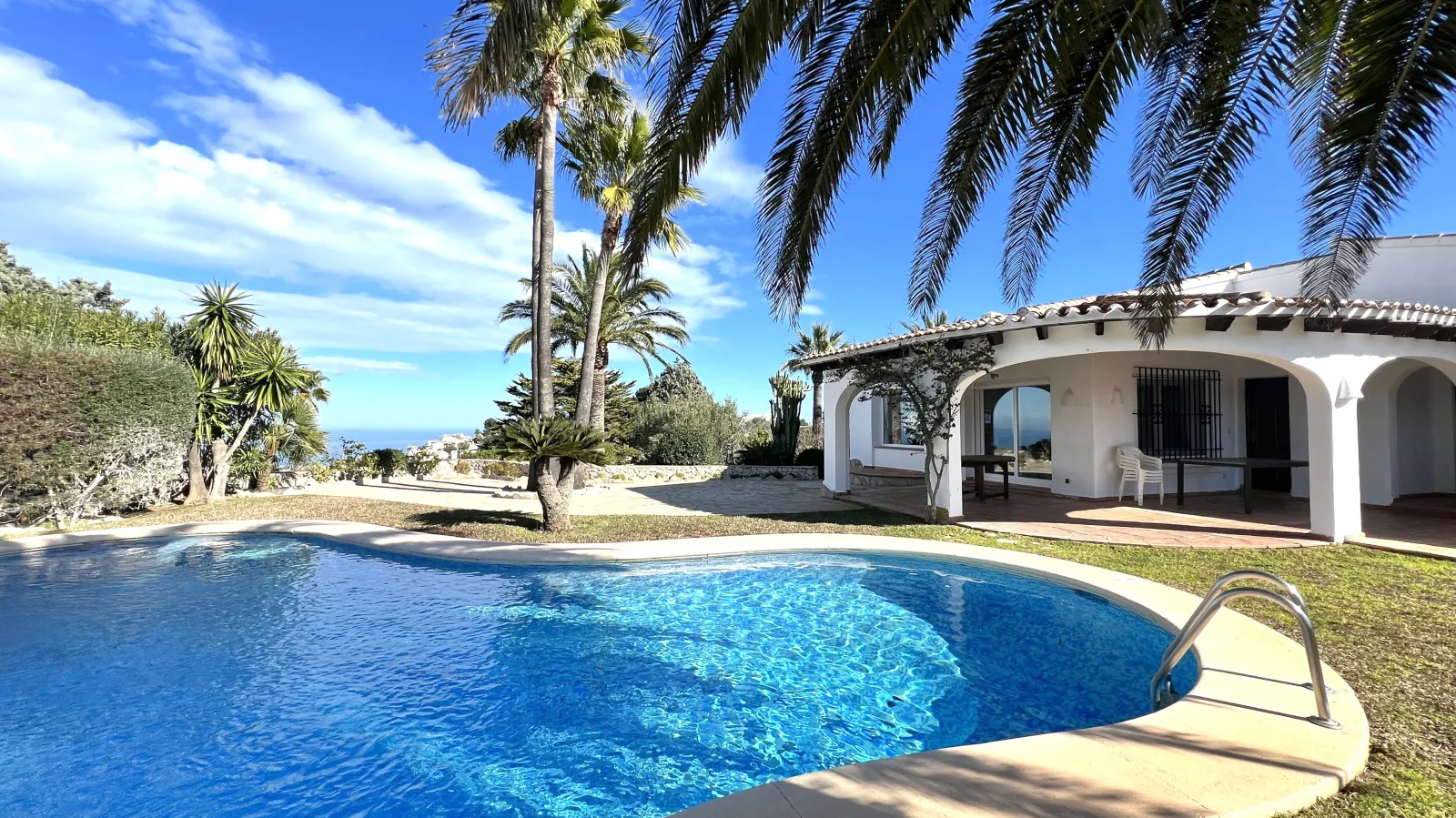 Exclusiva Villa de Estilo Finca con Impresionantes Vistas Panor&aacute;micas, Piscina y un Para&iacute;so de Jardines en Monte Pego