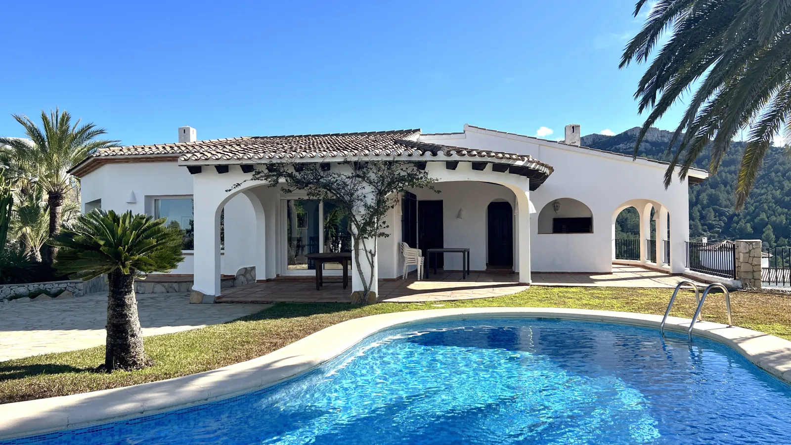Villa exclusive de style finca avec vue panoramique à couper le souffle, piscine et jardin luxuriant sur le Monte Pego