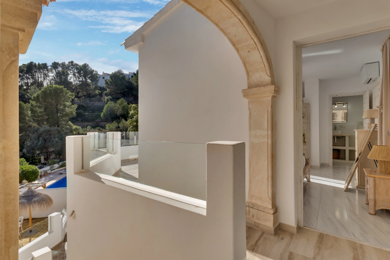 Hermosa, espaciosa villa con vistas al mar en venta en Benimeit, Moraira