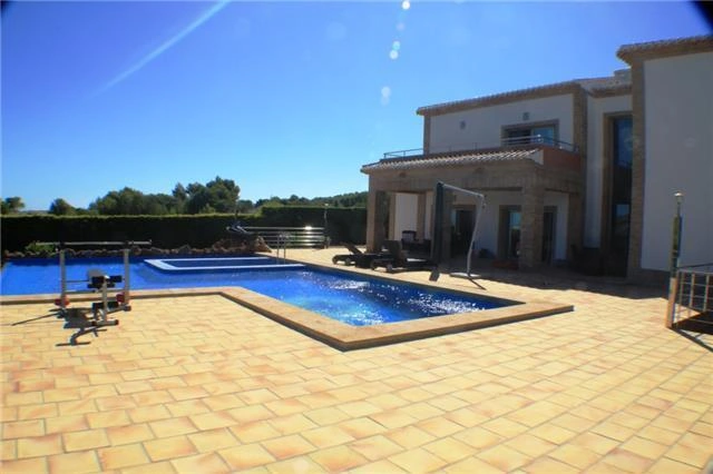 Chalet de lujo como nuevo, mejores calidades, piscina con cascada, apartamento para huéspedes. calefacción por suelo radiante, vistas al mar, garaje y mucho mas