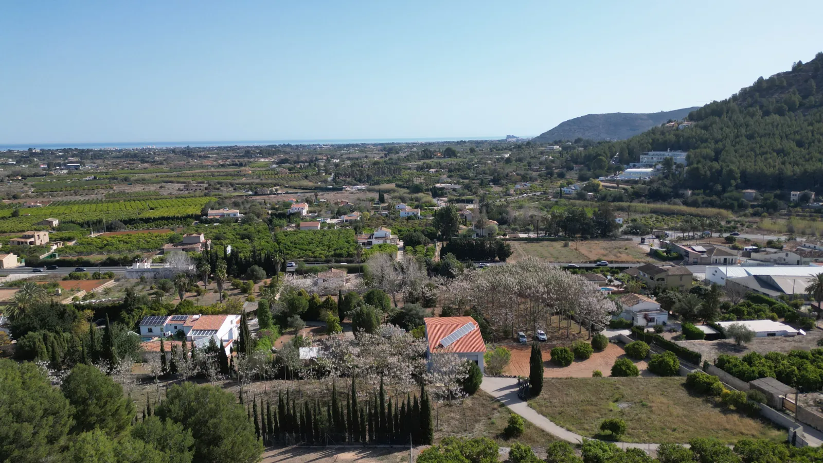 Nave industrial con parcela de 12.000 m² y apartamento independiente