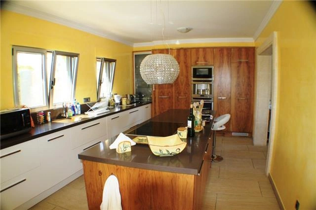Chalet de lujo como nuevo, mejores calidades, piscina con cascada, apartamento para huéspedes. calefacción por suelo radiante, vistas al mar, garaje y mucho mas
