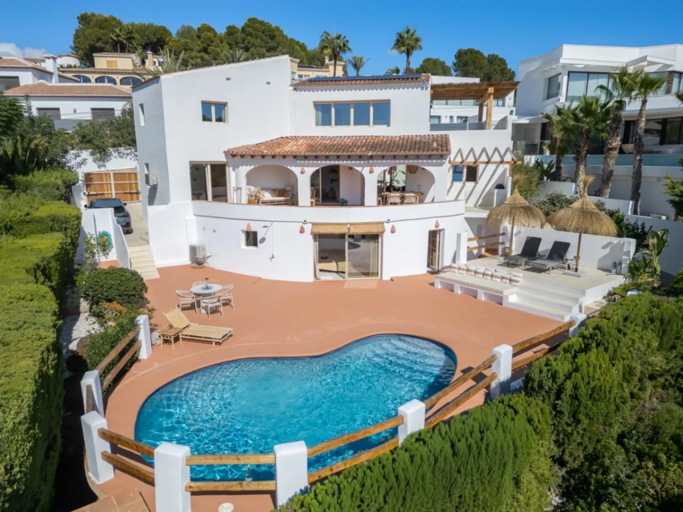 Villa con vista al mar orientada al sur en venta a poca distancia del centro de Moraira