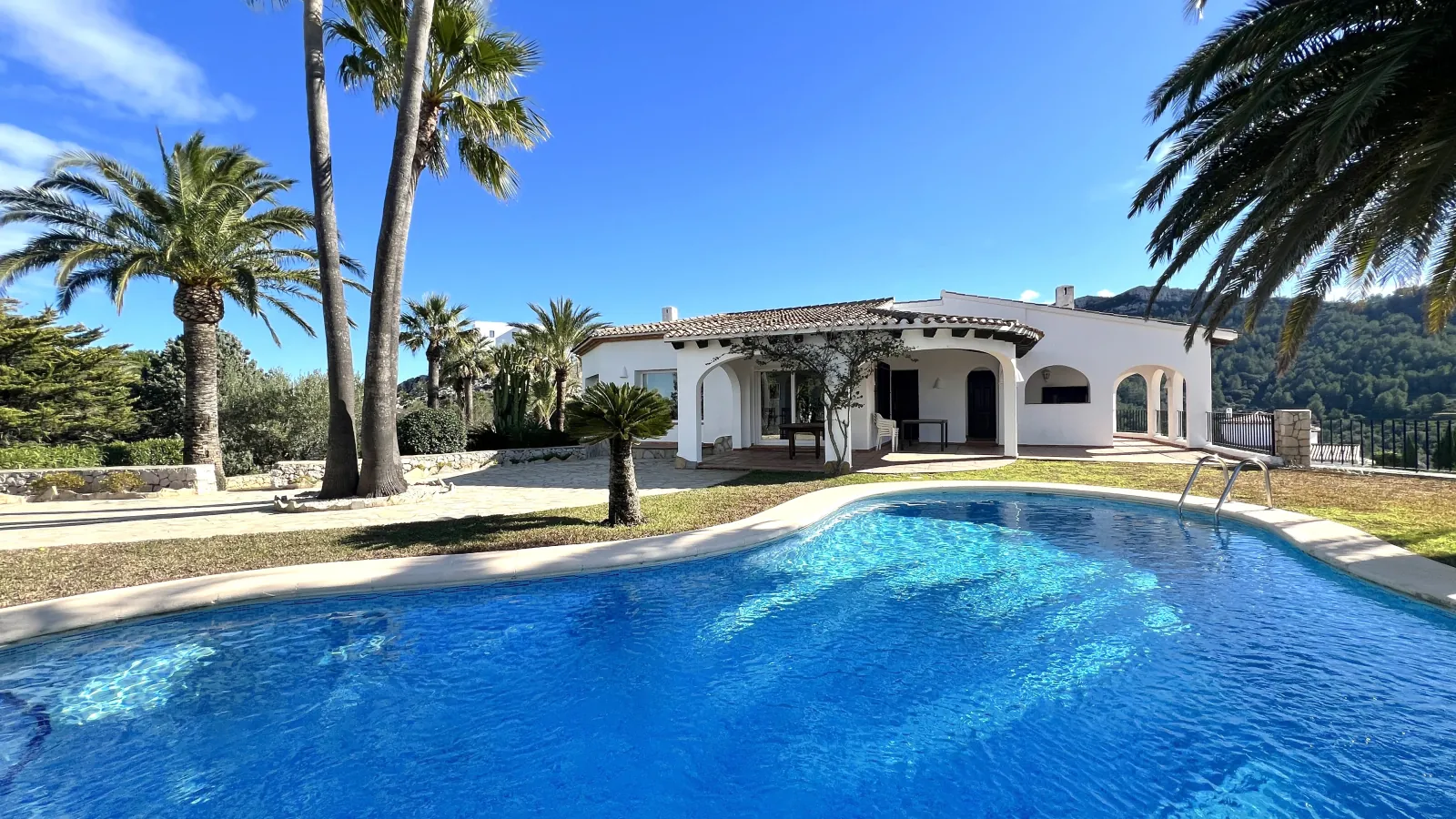 Villa exclusive de style finca avec vue panoramique à couper le souffle, piscine et jardin luxuriant sur le Monte Pego