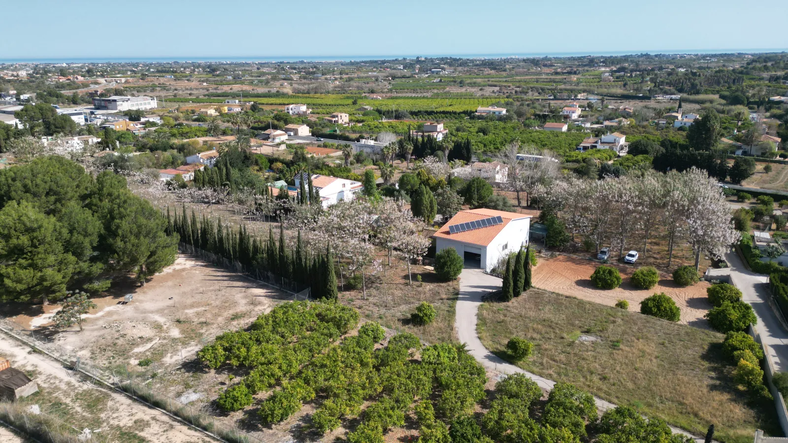 Nave industrial con parcela de 12.000 m² y apartamento independiente