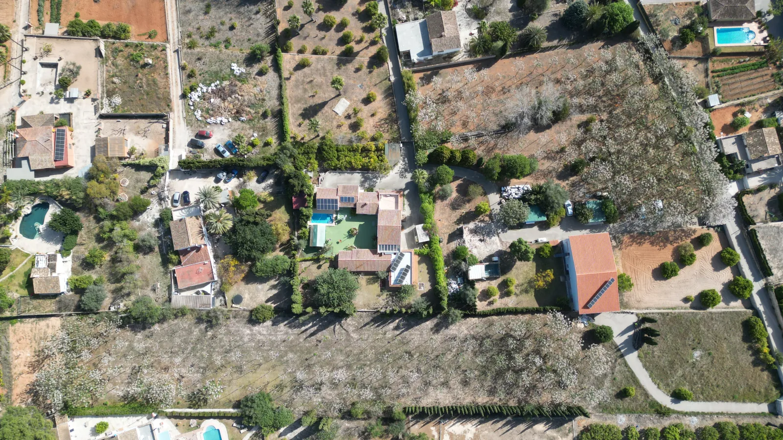 Nave industrial con parcela de 12.000 m² y apartamento independiente