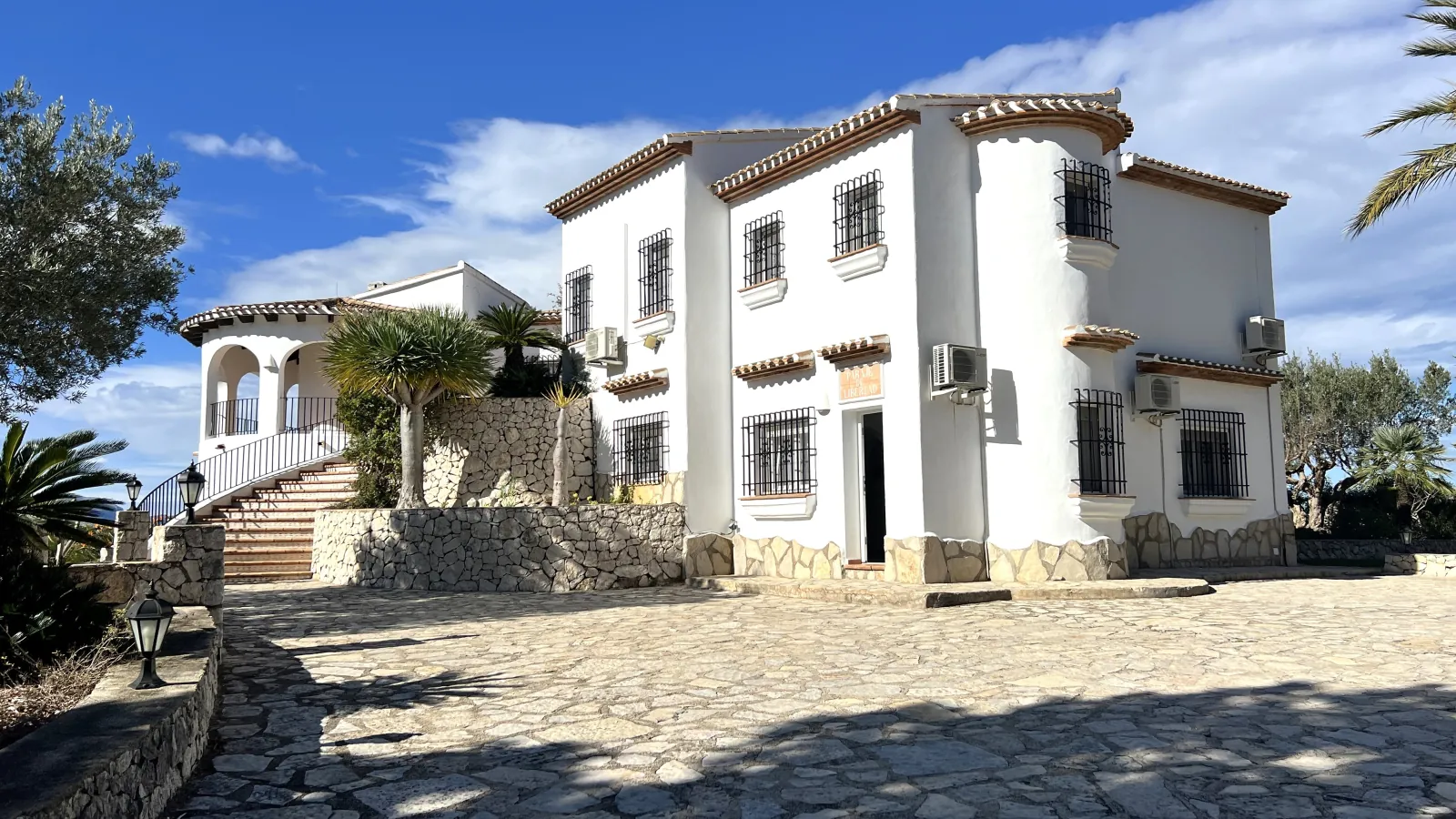 Villa exclusive de style finca avec vue panoramique à couper le souffle, piscine et jardin luxuriant sur le Monte Pego