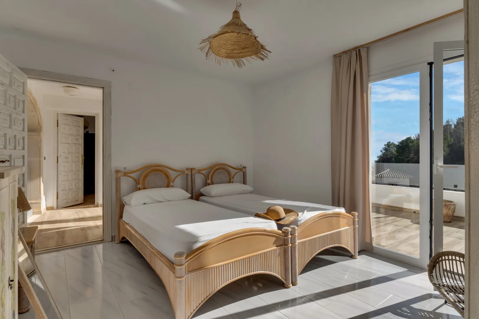 Hermosa, espaciosa villa con vistas al mar en venta en Benimeit, Moraira