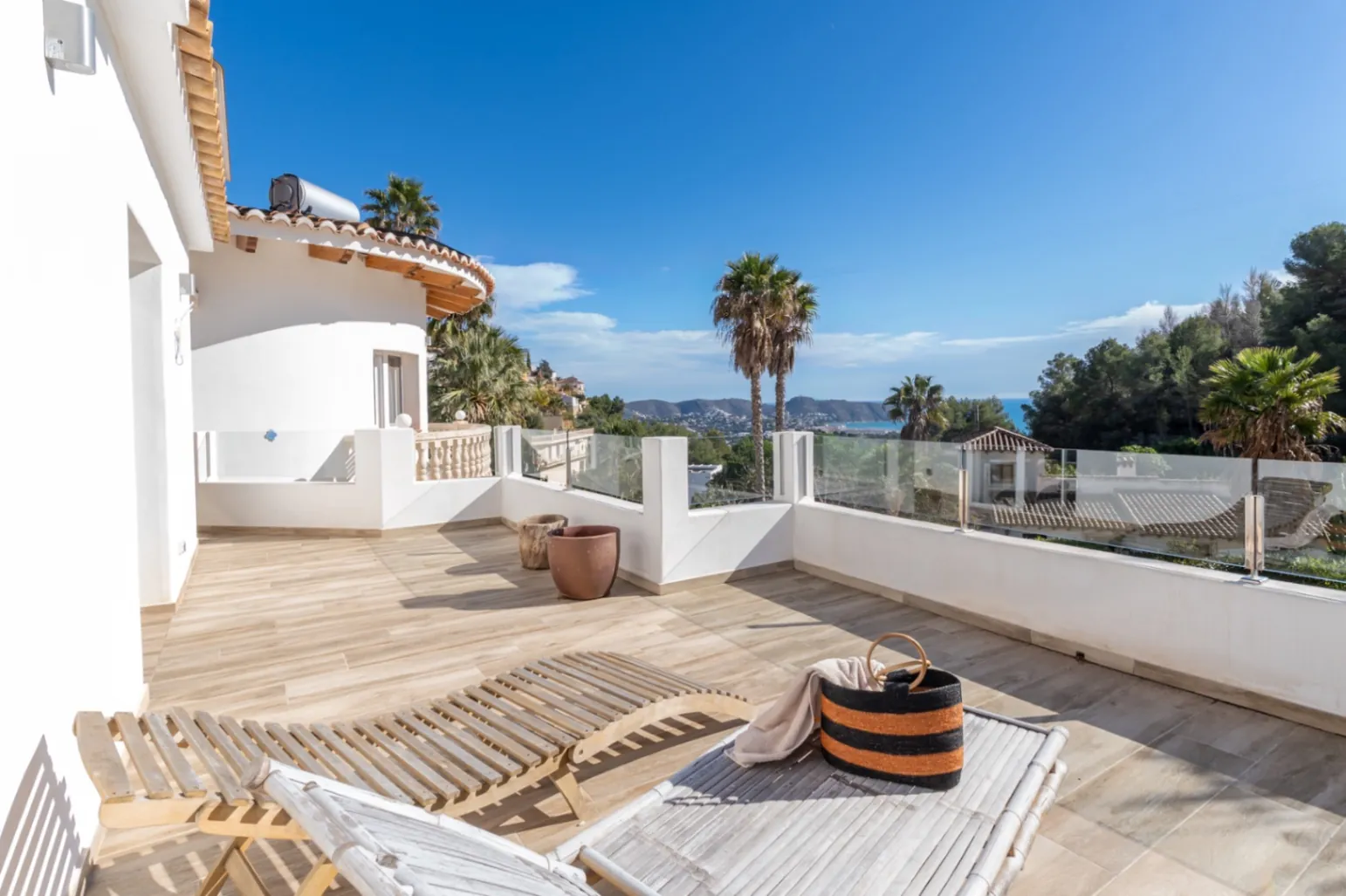 Hermosa, espaciosa villa con vistas al mar en venta en Benimeit, Moraira