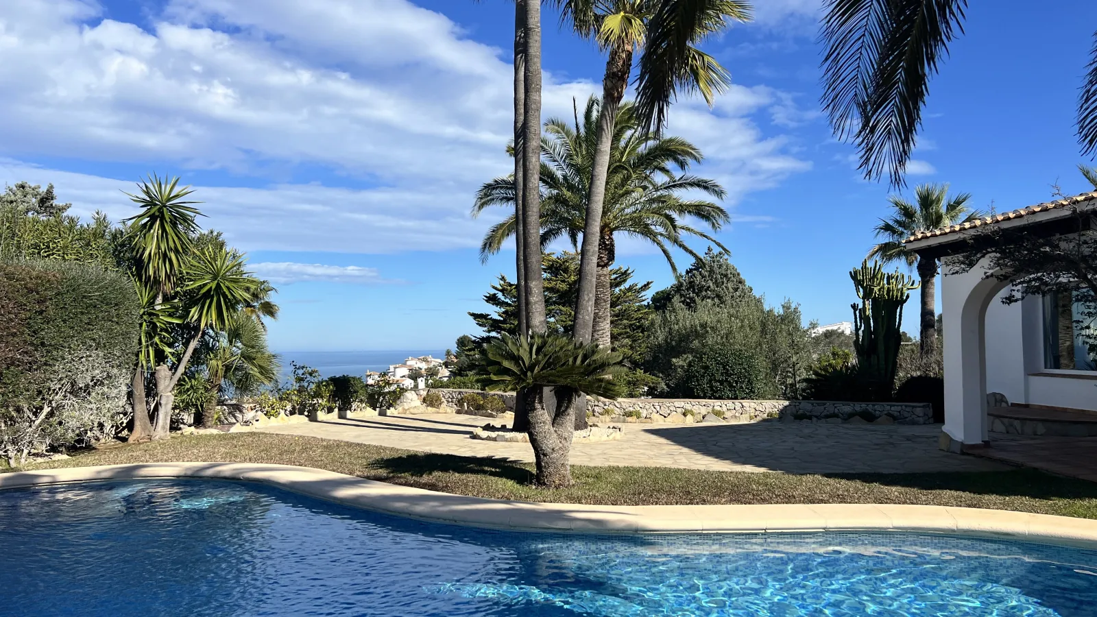 Villa exclusive de style finca avec vue panoramique à couper le souffle, piscine et jardin luxuriant sur le Monte Pego