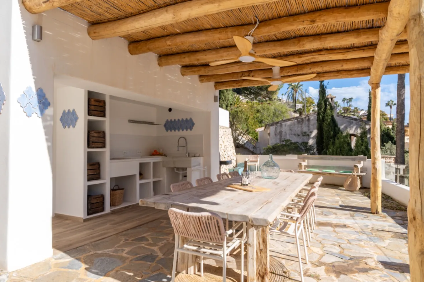 Hermosa, espaciosa villa con vistas al mar en venta en Benimeit, Moraira