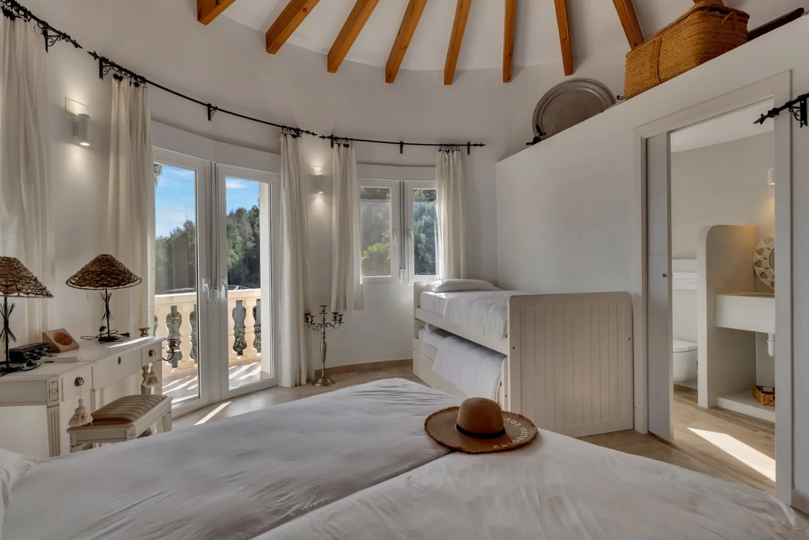 Hermosa, espaciosa villa con vistas al mar en venta en Benimeit, Moraira