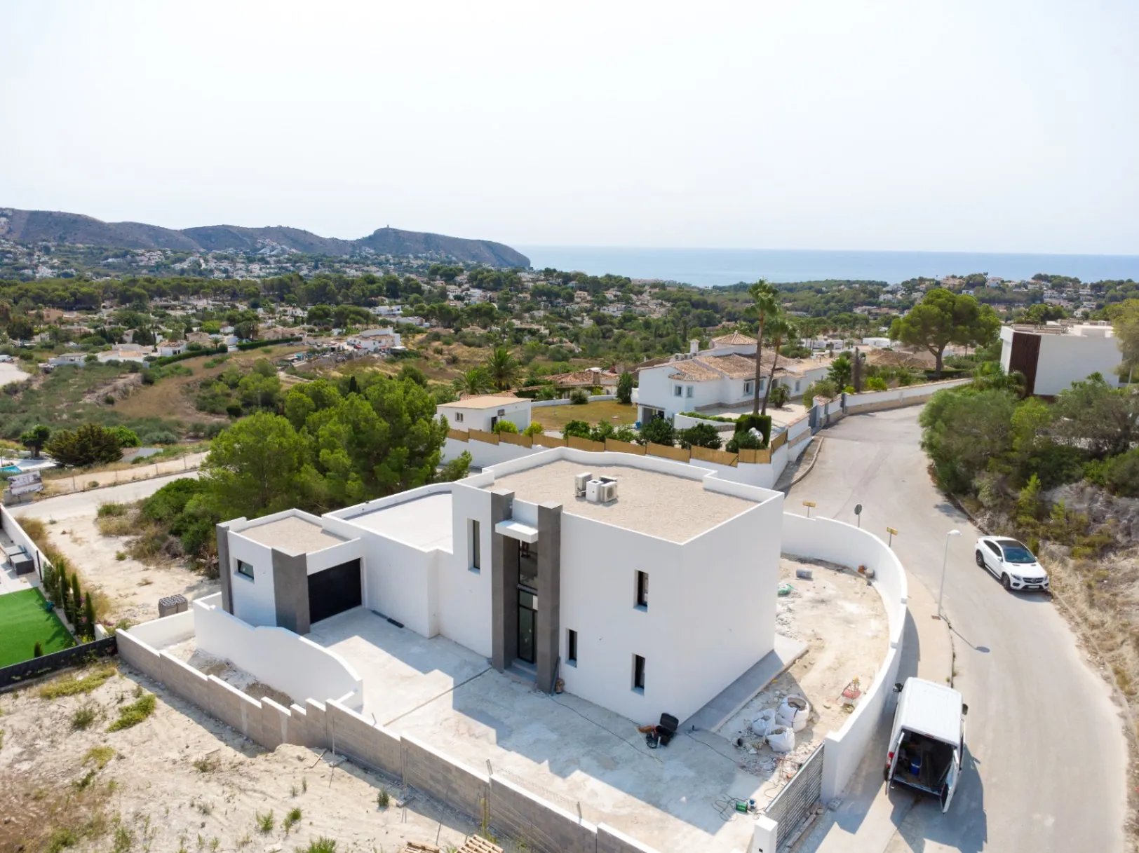 Impresionante villa con vistas abiertas a las montañas y al mar.